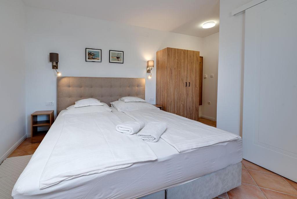 Bed & Breakfast Dosen III Baska  Exterior photo